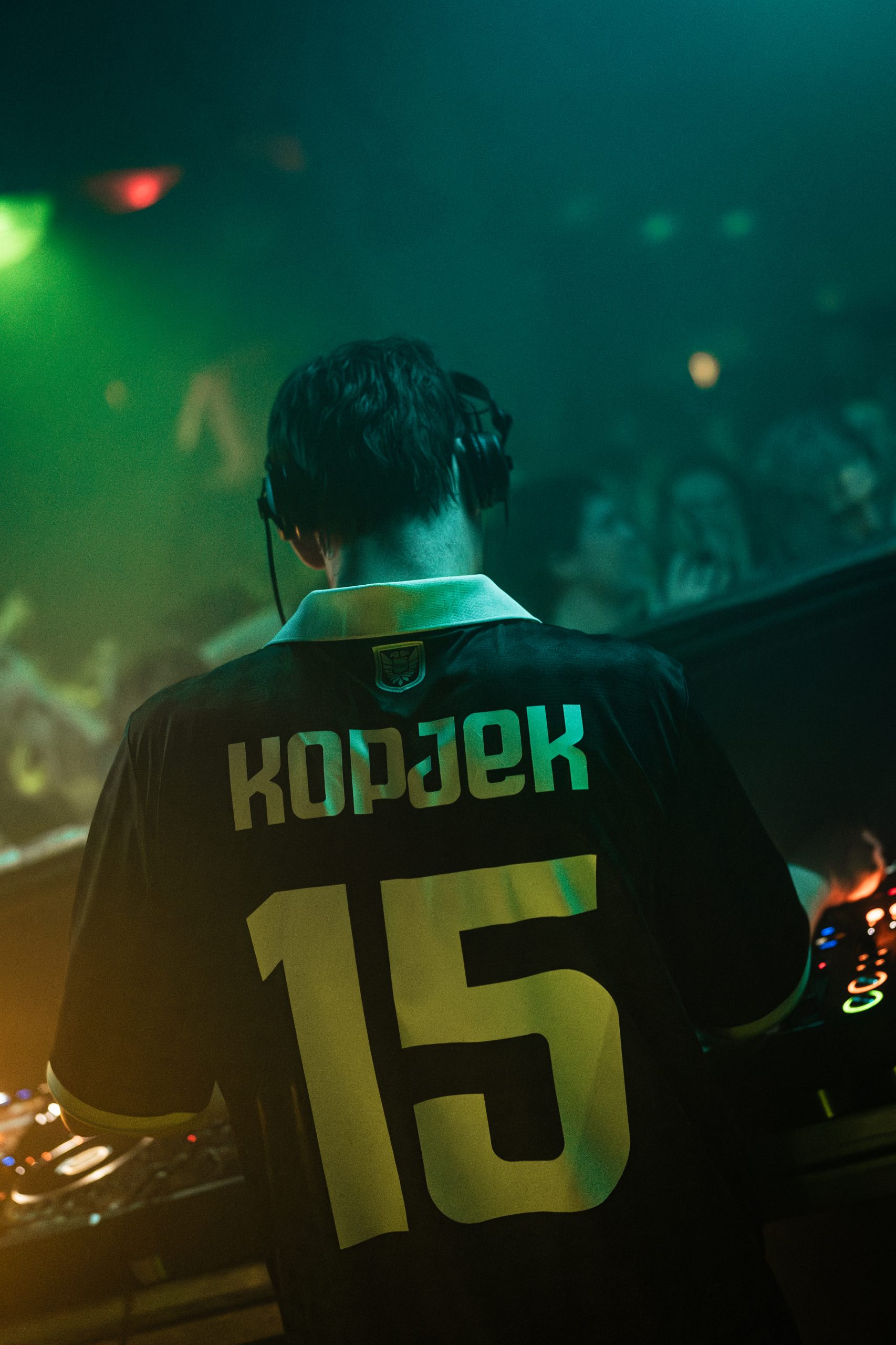 Illegale feesten op schimmige plekken en uitpuilende clubs: Kopjek bestaat 15 jaar
